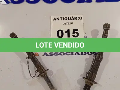 LOTE 015 - 02 KATANAS DECORATIVAS. (NO ESTADO, LEILÃO NÃO TEM GARANTIA E NEM DEVOLUÇÃO, SUJEITO A POSSÍVEIS AVARIAS VISÍVEIS/OCULTAS E/OU AUSÊNCIA DE COMPONENTES).