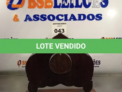 LOTE 043 - 01 RELÓGIO ANTIGO EM PRATA E MADEIRA PARA DECORAÇÃO. (NO ESTADO, LEILÃO NÃO TEM GARANTIA E NEM DEVOLUÇÃO, SUJEITO A POSSÍVEIS AVARIAS VISÍVEIS/OCULTAS E/OU AUSÊNCIA DE COMPONENTES).