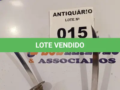 LOTE 015 - 02 KATANAS DECORATIVAS. (NO ESTADO, LEILÃO NÃO TEM GARANTIA E NEM DEVOLUÇÃO, SUJEITO A POSSÍVEIS AVARIAS VISÍVEIS/OCULTAS E/OU AUSÊNCIA DE COMPONENTES).