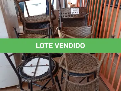 LOTE 617 - 01 LONGARINA 02 LUGARES E 06 CADEIRAS DE FERRO E FIBRA SINTÉTICA. (NO ESTADO, LEILÃO NÃO TEM GARANTIA E NEM DEVOLUÇÃO, SUJEITO A POSSÍVEIS AVARIAS VISÍVEIS/OCULTAS E/OU AUSÊNCIA DE COMPONENTES).
