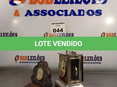 LOTE 044 - 02 RELÓGIOS ANTIGOS SENDO 01 EM MADEIRA PARA DECORAÇÃO. (NO ESTADO, LEILÃO NÃO TEM GARANTIA E NEM DEVOLUÇÃO, SUJEITO A POSSÍVEIS AVARIAS VISÍVEIS/OCULTAS E/OU AUSÊNCIA DE COMPONENTES).