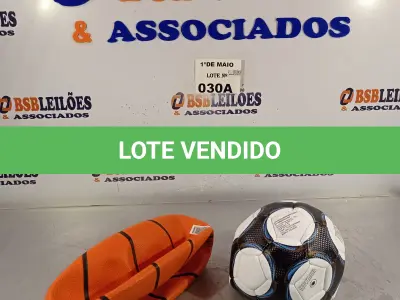 LOTE 030 - 01 BOLA DE BASQUETE E 01 BOLA DE FUTEBOL. (NO ESTADO, LEILÃO NÃO TEM GARANTIA E NEM DEVOLUÇÃO, SUJEITO A POSSÍVEIS AVARIAS VISÍVEIS/OCULTAS E/OU AUSÊNCIA DE COMPONENTES).