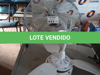 LOTE 517 - 02 VENTILADORES SENDO 01 DE TETO MARCAS E MODELOS DIVERSOS. (NO ESTADO, LEILÃO NÃO TEM GARANTIA E NEM DEVOLUÇÃO, SUJEITO A POSSÍVEIS AVARIAS VISÍVEIS/OCULTAS E/OU AUSÊNCIA DE COMPONENTES).