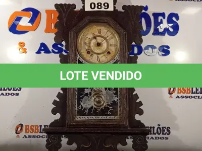 LOTE 089 - 01 RELÓGIO DE PÊNDULO VINTAGE EM MADEIRA ENTALHADA MARCA ANSONIA. (NO ESTADO, LEILÃO NÃO TEM GARANTIA E NEM DEVOLUÇÃO, SUJEITO A POSSÍVEIS AVARIAS VISÍVEIS/OCULTAS E/OU AUSÊNCIA DE COMPONENTES).