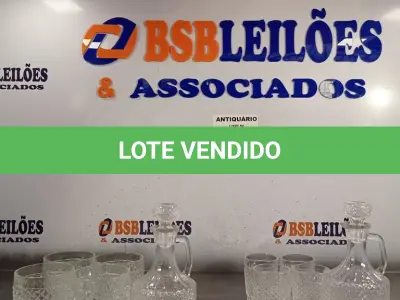 LOTE 026 - 02 GARRAFAS PARA LICOR /WHISKY COM COPOS. (NO ESTADO, LEILÃO NÃO TEM GARANTIA E NEM DEVOLUÇÃO, SUJEITO A POSSÍVEIS AVARIAS VISÍVEIS/OCULTAS E/OU AUSÊNCIA DE COMPONENTES).