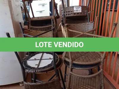 LOTE 617 - 01 LONGARINA 02 LUGARES E 06 CADEIRAS DE FERRO E FIBRA SINTÉTICA. (NO ESTADO, LEILÃO NÃO TEM GARANTIA E NEM DEVOLUÇÃO, SUJEITO A POSSÍVEIS AVARIAS VISÍVEIS/OCULTAS E/OU AUSÊNCIA DE COMPONENTES).