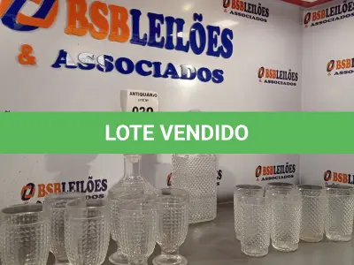 LOTE 020 - 02 JOGOS DE GARRAFAS PARA LICOR /WHISKY COM COPOS. (NO ESTADO, LEILÃO NÃO TEM GARANTIA E NEM DEVOLUÇÃO, SUJEITO A POSSÍVEIS AVARIAS VISÍVEIS/OCULTAS E/OU AUSÊNCIA DE COMPONENTES).