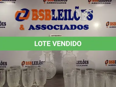 LOTE 020 - 02 JOGOS DE GARRAFAS PARA LICOR /WHISKY COM COPOS. (NO ESTADO, LEILÃO NÃO TEM GARANTIA E NEM DEVOLUÇÃO, SUJEITO A POSSÍVEIS AVARIAS VISÍVEIS/OCULTAS E/OU AUSÊNCIA DE COMPONENTES).