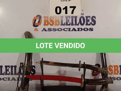 LOTE 017 - 02 KATANAS DECORATIVAS. (NO ESTADO, LEILÃO NÃO TEM GARANTIA E NEM DEVOLUÇÃO, SUJEITO A POSSÍVEIS AVARIAS VISÍVEIS/OCULTAS E/OU AUSÊNCIA DE COMPONENTES).
