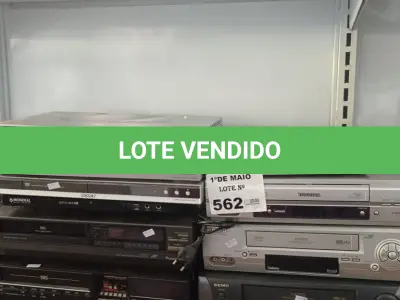 LOTE 562 - 05 APARELHOS DE DVD E 05 VIDEOCASSETES MARCAS E MODELOS DIVERSOS. (NO ESTADO, LEILÃO NÃO TEM GARANTIA E NEM DEVOLUÇÃO, SUJEITO A POSSÍVEIS AVARIAS VISÍVEIS/OCULTAS E/OU AUSÊNCIA DE COMPONENTES).