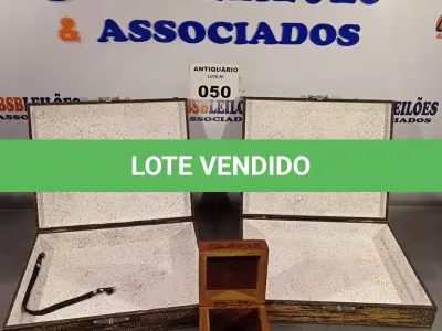 LOTE 050 - 03 CAIXAS EM MADEIRA SENDO 01 PORTA JOIAS. (NO ESTADO, LEILÃO NÃO TEM GARANTIA E NEM DEVOLUÇÃO, SUJEITO A POSSÍVEIS AVARIAS VISÍVEIS/OCULTAS E/OU AUSÊNCIA DE COMPONENTES).