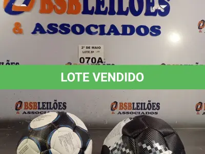 LOTE 070 - 02 BOLAS DE FUTEBOL. (NO ESTADO, LEILÃO NÃO TEM GARANTIA E NEM DEVOLUÇÃO, SUJEITO A POSSÍVEIS AVARIAS VISÍVEIS/OCULTAS E/OU AUSÊNCIA DE COMPONENTES).