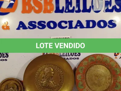LOTE 141 - 04 PRATOS EM METAL COM DETALHES EM RELEVO. (NO ESTADO, LEILÃO NÃO TEM GARANTIA E NEM DEVOLUÇÃO, SUJEITO A POSSÍVEIS AVARIAS VISÍVEIS/OCULTAS E/OU AUSÊNCIA DE COMPONENTES).