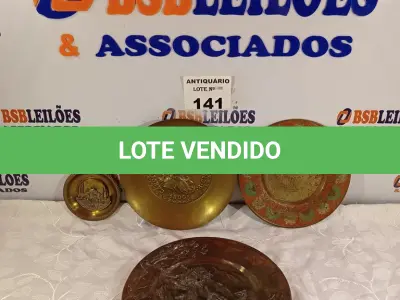 LOTE 141 - 04 PRATOS EM METAL COM DETALHES EM RELEVO. (NO ESTADO, LEILÃO NÃO TEM GARANTIA E NEM DEVOLUÇÃO, SUJEITO A POSSÍVEIS AVARIAS VISÍVEIS/OCULTAS E/OU AUSÊNCIA DE COMPONENTES).