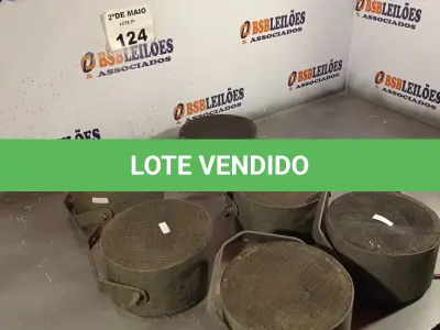 LOTE 124 - 06 ALTO-FALANTES COM SUPORTE METÁLICO. (NO ESTADO, LEILÃO NÃO TEM GARANTIA E NEM DEVOLUÇÃO, SUJEITO A POSSÍVEIS AVARIAS VISÍVEIS/OCULTAS E/OU AUSÊNCIA DE COMPONENTES).