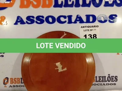 LOTE 138 - 01 PRATO DE PAREDE EM MADEIRA. (NO ESTADO, LEILÃO NÃO TEM GARANTIA E NEM DEVOLUÇÃO, SUJEITO A POSSÍVEIS AVARIAS VISÍVEIS/OCULTAS E/OU AUSÊNCIA DE COMPONENTES).