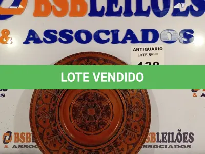 LOTE 138 - 01 PRATO DE PAREDE EM MADEIRA. (NO ESTADO, LEILÃO NÃO TEM GARANTIA E NEM DEVOLUÇÃO, SUJEITO A POSSÍVEIS AVARIAS VISÍVEIS/OCULTAS E/OU AUSÊNCIA DE COMPONENTES).