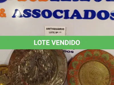 LOTE 141 - 04 PRATOS EM METAL COM DETALHES EM RELEVO. (NO ESTADO, LEILÃO NÃO TEM GARANTIA E NEM DEVOLUÇÃO, SUJEITO A POSSÍVEIS AVARIAS VISÍVEIS/OCULTAS E/OU AUSÊNCIA DE COMPONENTES).