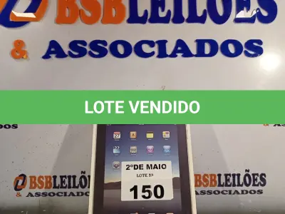 LOTE 150 - 01 IPAD 16GB COM CARREGADOR BLOQUEADO PARA RETIRADA DE PEÇAS. (NO ESTADO, LEILÃO NÃO TEM GARANTIA E NEM DEVOLUÇÃO, SUJEITO A POSSÍVEIS AVARIAS VISÍVEIS/OCULTAS E/OU AUSÊNCIA DE COMPONENTES).