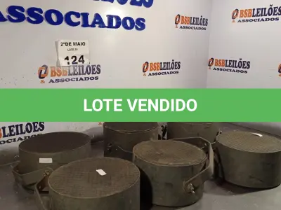 LOTE 124 - 06 ALTO-FALANTES COM SUPORTE METÁLICO. (NO ESTADO, LEILÃO NÃO TEM GARANTIA E NEM DEVOLUÇÃO, SUJEITO A POSSÍVEIS AVARIAS VISÍVEIS/OCULTAS E/OU AUSÊNCIA DE COMPONENTES).