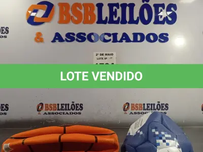 LOTE 170 - 01 BOLA DE BASQUETE E 01 BOLA DE FUTEBOL. (NO ESTADO, LEILÃO NÃO TEM GARANTIA E NEM DEVOLUÇÃO, SUJEITO A POSSÍVEIS AVARIAS VISÍVEIS/OCULTAS E/OU AUSÊNCIA DE COMPONENTES).