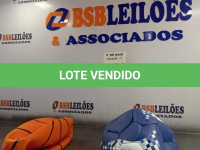 LOTE 170 - 01 BOLA DE BASQUETE E 01 BOLA DE FUTEBOL. (NO ESTADO, LEILÃO NÃO TEM GARANTIA E NEM DEVOLUÇÃO, SUJEITO A POSSÍVEIS AVARIAS VISÍVEIS/OCULTAS E/OU AUSÊNCIA DE COMPONENTES).