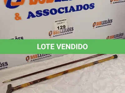 LOTE 129 - 02 BENGALAS EM MADEIRA. (NO ESTADO, LEILÃO NÃO TEM GARANTIA E NEM DEVOLUÇÃO, SUJEITO A POSSÍVEIS AVARIAS VISÍVEIS/OCULTAS E/OU AUSÊNCIA DE COMPONENTES).