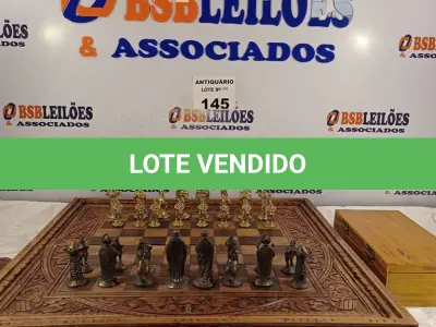 LOTE 145 - 01 TABULEIRO DE XADREZ EM MADEIRA TAILANDESA ENTALHADA. (NO ESTADO, LEILÃO NÃO TEM GARANTIA E NEM DEVOLUÇÃO, SUJEITO A POSSÍVEIS AVARIAS VISÍVEIS/OCULTAS E/OU AUSÊNCIA DE COMPONENTES).