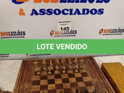 LOTE 145 - 01 TABULEIRO DE XADREZ EM MADEIRA TAILANDESA ENTALHADA. (NO ESTADO, LEILÃO NÃO TEM GARANTIA E NEM DEVOLUÇÃO, SUJEITO A POSSÍVEIS AVARIAS VISÍVEIS/OCULTAS E/OU AUSÊNCIA DE COMPONENTES).