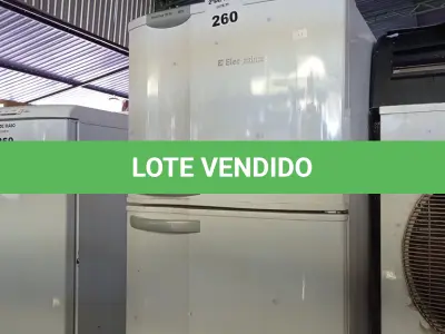 LOTE 260 - 01 GELADEIRA MARCA ELECTROLUX MODELO FROST FREE DF38 220V. (NO ESTADO, LEILÃO NÃO TEM GARANTIA E NEM DEVOLUÇÃO, SUJEITO A POSSÍVEIS AVARIAS VISÍVEIS/OCULTAS E/OU AUSÊNCIA DE COMPONENTES).