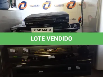 LOTE 273 - 02 VIDEOCASSETE E 10 APARELHOS DE DVD MARCAS E MODELOS DIVERSOS PARA RETIRADA DE PEÇAS. (NO ESTADO, LEILÃO NÃO TEM GARANTIA E NEM DEVOLUÇÃO, SUJEITO A POSSÍVEIS AVARIAS VISÍVEIS/OCULTAS E/OU AUSÊNCIA DE COMPONENTES).