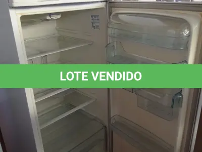 LOTE 260 - 01 GELADEIRA MARCA ELECTROLUX MODELO FROST FREE DF38 220V. (NO ESTADO, LEILÃO NÃO TEM GARANTIA E NEM DEVOLUÇÃO, SUJEITO A POSSÍVEIS AVARIAS VISÍVEIS/OCULTAS E/OU AUSÊNCIA DE COMPONENTES).
