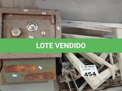 LOTE 454 - 01 CUBA PARA LAVATÓRIO, VÁRIAS MÃOS FRANCESAS, 01 COFRE E 01 PEDAÇO DE PINCHE. (NO ESTADO, LEILÃO NÃO TEM GARANTIA E NEM DEVOLUÇÃO, SUJEITO A POSSÍVEIS AVARIAS VISÍVEIS/OCULTAS E/OU AUSÊNCIA DE COMPONENTES).
