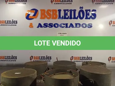 LOTE 401 - 06 ALTO-FALANTES COM SUPORTE DE FERRO. (NO ESTADO, LEILÃO NÃO TEM GARANTIA E NEM DEVOLUÇÃO, SUJEITO A POSSÍVEIS AVARIAS VISÍVEIS/OCULTAS E/OU AUSÊNCIA DE COMPONENTES).
