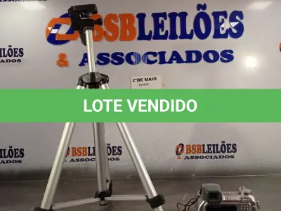 LOTE 225 - 01 CÂMERA FOTOGRÁFICA MARCA SONY COM TRIPÉ. (NO ESTADO, LEILÃO NÃO TEM GARANTIA E NEM DEVOLUÇÃO, SUJEITO A POSSÍVEIS AVARIAS VISÍVEIS/OCULTAS E/OU AUSÊNCIA DE COMPONENTES).