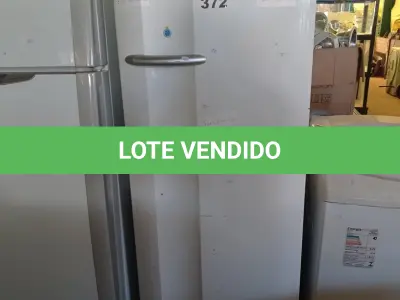 LOTE 372 - 01 GELADEIRA 220V. (NO ESTADO, LEILÃO NÃO TEM GARANTIA E NEM DEVOLUÇÃO, SUJEITO A POSSÍVEIS AVARIAS VISÍVEIS/OCULTAS E/OU AUSÊNCIA DE COMPONENTES).