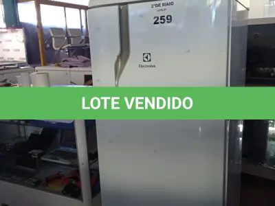 LOTE 259 - 01 GELADEIRA MARCA ELECTROLUX MODELO RDE33 220V. (NO ESTADO, LEILÃO NÃO TEM GARANTIA E NEM DEVOLUÇÃO, SUJEITO A POSSÍVEIS AVARIAS VISÍVEIS/OCULTAS E/OU AUSÊNCIA DE COMPONENTES).