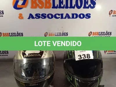 LOTE 338 - 02 CAPACETES MARCAS E MODELOS DIVERSOS. (NO ESTADO, LEILÃO NÃO TEM GARANTIA E NEM DEVOLUÇÃO, SUJEITO A POSSÍVEIS AVARIAS VISÍVEIS/OCULTAS E/OU AUSÊNCIA DE COMPONENTES).
