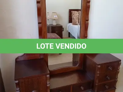 LOTE 009 - 01 PENTEADEIRA COM ESPELHO E 3 GAVETAS (NO ESTADO, NÃO SABEMOS SE FUNCIONA. LEILÃO NÃO TEM GARANTIA E NEM DEVOLUÇÃO).