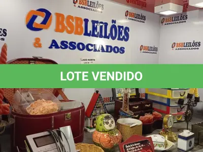 LOTE 005 - 01 LOTE COM CAIXINHA DE MÚSICA, CASTIÇAL, PORTA JOIAS, RELÓGIOS (NO ESTADO, NÃO SABEMOS SE FUNCIONA. LEILÃO NÃO TEM GARANTIA E NEM DEVOLUÇÃO).