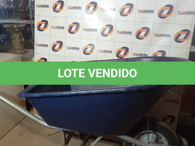 LOTE 243 - 01 - CARRINHO DE MÃO COM CAÇAMBA PLÁSTICA GRANDE (NO ESTADO, NÃO SABEMOS SE FUNCIONA. LEILÃO NÃO TEM GARANTIA E NEM DEVOLUÇÃO, SUJEITO A POSSÍVEIS AVARIAS VISÍVEIS/OCULTAS E/OU AUSÊNCIA DE COMPONENTES)