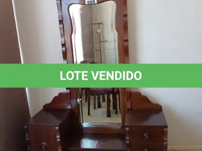 LOTE 009 - 01 PENTEADEIRA COM ESPELHO E 3 GAVETAS (NO ESTADO, NÃO SABEMOS SE FUNCIONA. LEILÃO NÃO TEM GARANTIA E NEM DEVOLUÇÃO).