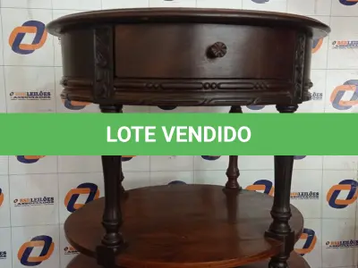 LOTE 037 - 02 MESINHAS REDONDAS COM GAVETA EM MADEIRA (NO ESTADO, NÃO SABEMOS SE FUNCIONA. LEILÃO NÃO TEM GARANTIA E NEM DEVOLUÇÃO).