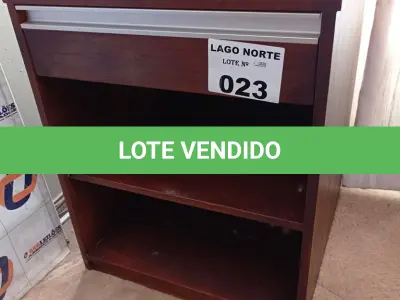 LOTE 023 - 01 CRIADO MUDO COM 01 GAVETA EM MADEIRA (NO ESTADO, NÃO SABEMOS SE FUNCIONA. LEILÃO NÃO TEM GARANTIA E NEM DEVOLUÇÃO).