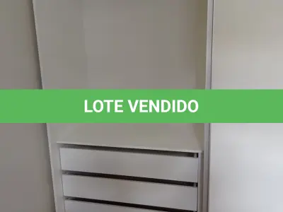 LOTE 043 - 01 GUARDA-ROUPA EM MADEIRA NA COR BRANCA COM 02 PORTAS DE CORRER E 08 GAVETAS