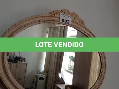LOTE 002 - 01 ESPELHO EM MADEIRA PARA DECORAÇÃO (NO ESTADO, NÃO SABEMOS SE FUNCIONA. LEILÃO NÃO TEM GARANTIA E NEM DEVOLUÇÃO).