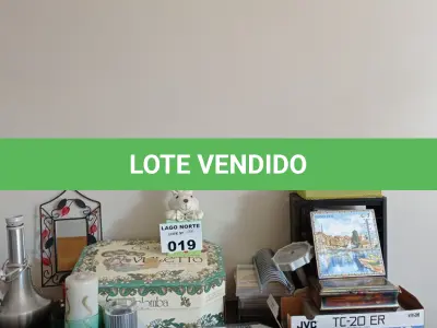 LOTE 019 - 01 LOTE COM FITAS VHS, DVDS, LIVROS (NO ESTADO, NÃO SABEMOS SE FUNCIONA. LEILÃO NÃO TEM GARANTIA E NEM DEVOLUÇÃO).