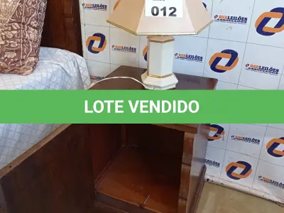 LOTE 012 - 01 CRIADO MUDO EM MADEIRA ANTIGA E 01 ABAJUR EM CERÂMICA (NO ESTADO, NÃO SABEMOS SE FUNCIONA. LEILÃO NÃO TEM GARANTIA E NEM DEVOLUÇÃO).