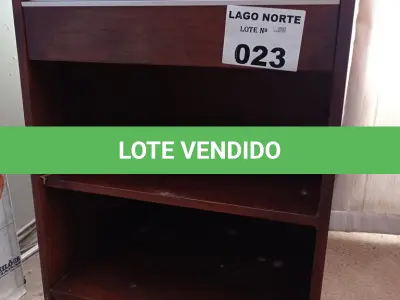 LOTE 023 - 01 CRIADO MUDO COM 01 GAVETA EM MADEIRA (NO ESTADO, NÃO SABEMOS SE FUNCIONA. LEILÃO NÃO TEM GARANTIA E NEM DEVOLUÇÃO).