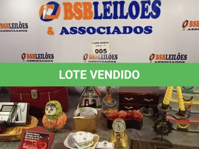 LOTE 005 - 01 LOTE COM CAIXINHA DE MÚSICA, CASTIÇAL, PORTA JOIAS, RELÓGIOS (NO ESTADO, NÃO SABEMOS SE FUNCIONA. LEILÃO NÃO TEM GARANTIA E NEM DEVOLUÇÃO).